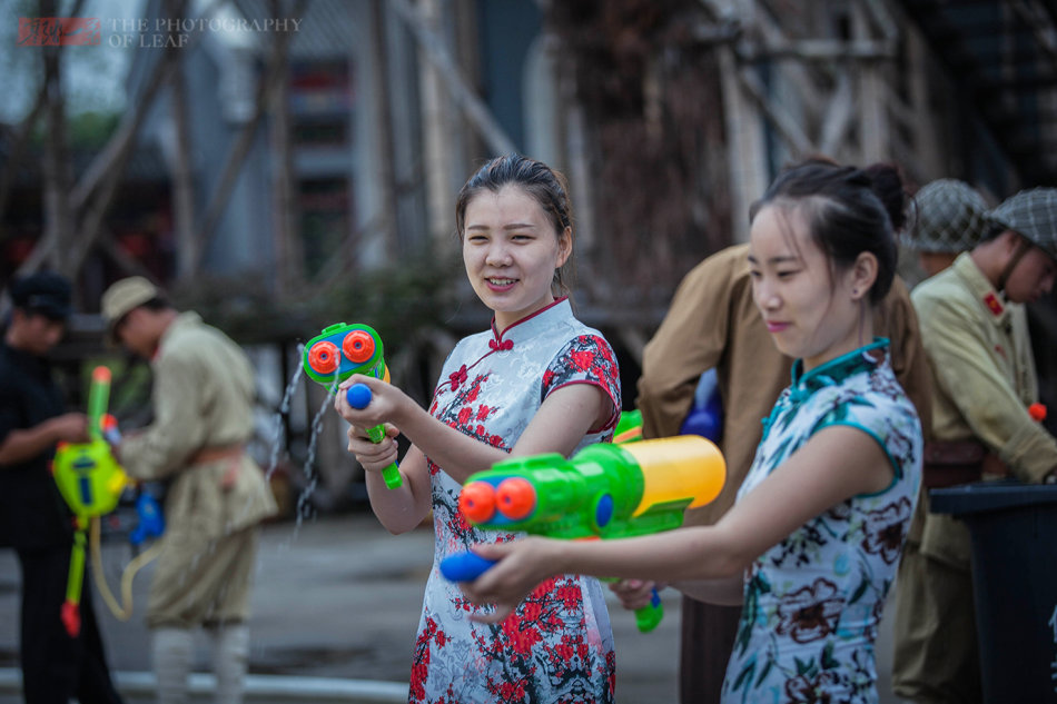 象山影视城，旗袍美女湿身打鬼子